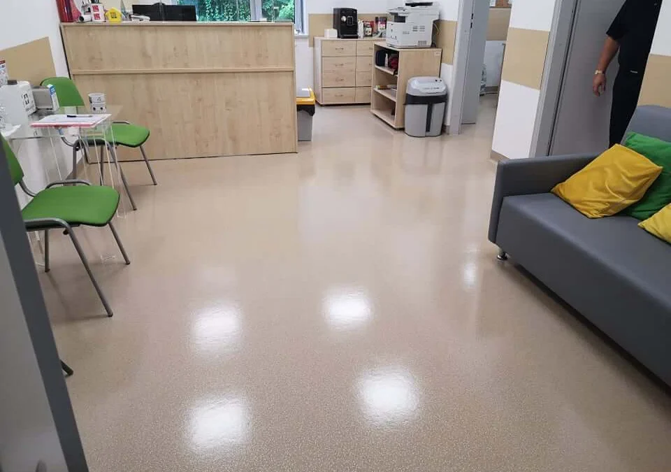 Zalety polimeryzacji podłóg: Dlaczego warto zainwestować w ten proces?